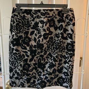 Ann Taylor Black and Gray Flocked Floral Pencil Skirt Size 2P